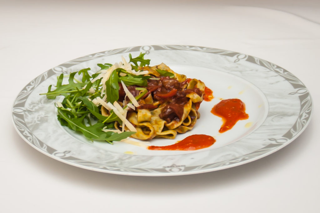 Tagliatelle z rukolą, pancettą, pomidorkami i oliwkami Tagliatelle z rukolą, pancettą, pomidorkami i oliwkami